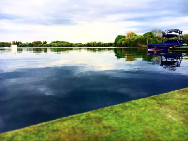  Lago de wakeboard